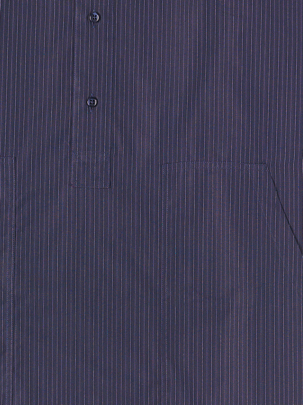 Cette chemise de nuit est éditée dans une toile de coton bleu nuit à rayures ciel. Cette chemise est taillée dans une très belle toile de coton bleu nuit, au fil très fin, légère et fraiche. Elle est produite en Italie, comme son style et son chic le suggèrent. Les fines rayures alternant de minuscules pointillés sont formées par un fil bleu ciel. Une chemise sombre, particulièrement seyante et habillée.