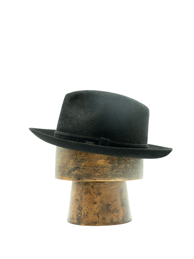 Water-repellent black cashmere felt hat