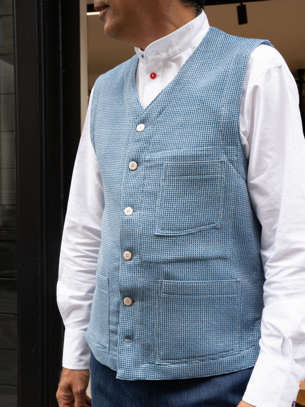 patch-pockets waistcoat in white and sky-blue honeycomb