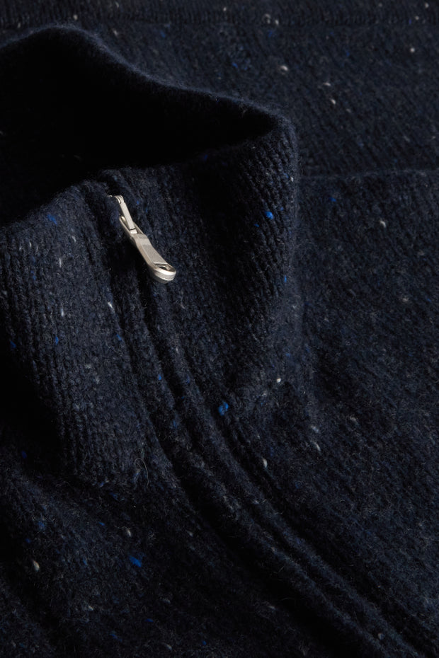 gilet zippé à col officier en laine et cachemire bleu profond moucheté Inis Meáin