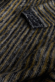 pull Inis Meain à col cheminée en laine et cachemire à rayures irrégulières marine et jaune