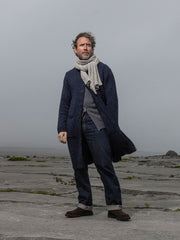 manteau long en laine et cachemire bleu profond moucheté Inis Meáin