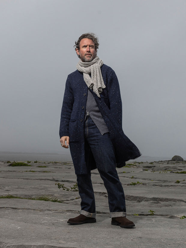 manteau long en laine et cachemire bleu profond moucheté Inis Meáin