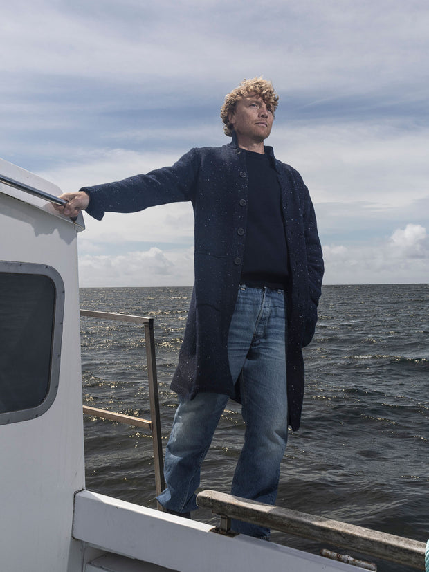 manteau long en laine et cachemire bleu profond moucheté Inis Meáin