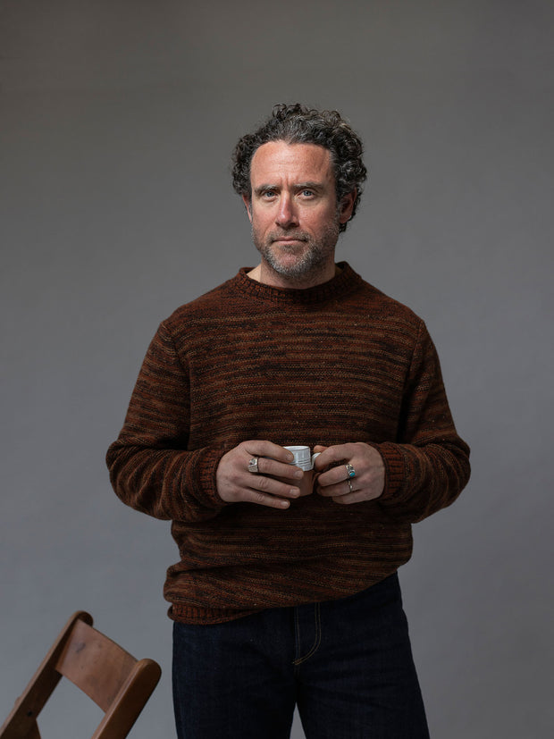 pull Inis Meain à col cheminée en laine et cachemire à rayures irrégulières sous bois