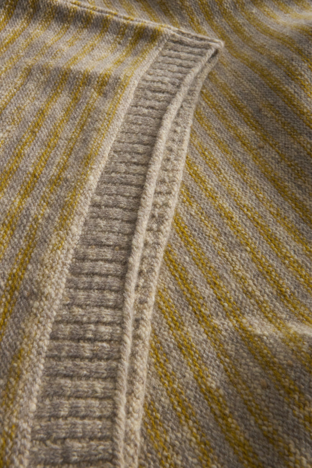 pull Inis Meain à col cheminée en laine et cachemire à rayures irrégulières blé mur