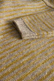 pull Inis Meain à col cheminée en laine et cachemire à rayures irrégulières blé mur