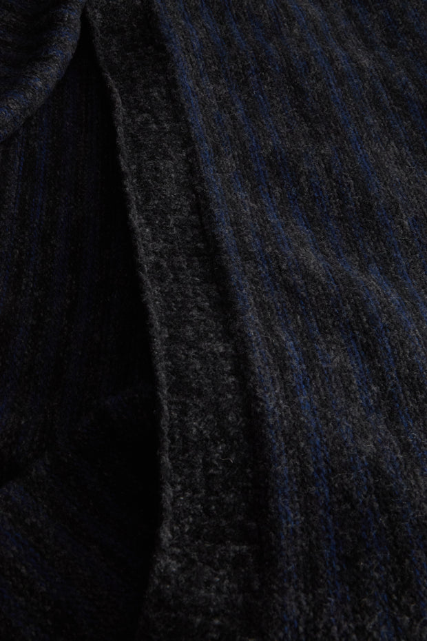 pull Inis Meain à col cheminée en laine et cachemire à rayures irrégulières bleu d'hiver