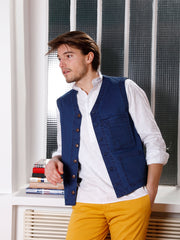 Ce gilet est fabriqué dans un denim d'été indigo. Ce denim très léger comporte une touche d’élasthanne pour augmenter encore son confort au porter. Sa couleur « garment washed » est obtenue par un lavage spécifique après fabrication : l’intensité de l’indigo se patinera à l’usage pour prendre une couleur unique et authentique. Un denim à porter cet été en toutes circonstances, à la ville comme à la campagne, au travail ou pendant vos loisirs.