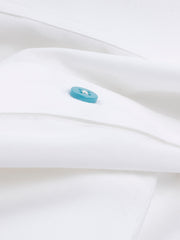 Cette chemise est notre popeline blanche signature. Cette toile 100% coton présente un léger aspect texturé : son tissage laisse apparaitre de très fines rayures diagonales ton sur ton, comme un sergé. Une étoffe élégante et classique, réveillée par des boutons des sept couleurs de l'arc-en-ciel. Très agréable à porter !