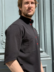 chemise deauville à manches courtes en jersey noir à boutons rouges