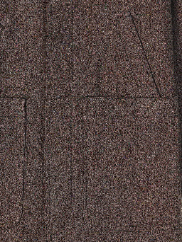 Ce manteau Lund est édité en corde à fouet moss green. Cette toile de laine très compacte était utilisée en Angleterre pour les vêtements de chasse à courre. Indémodable et tout terrain, son tissage résistant porte de fines côtes obliques. Comme elle a été pensée par Stefano, sa main est plus douce que celle d’une toile anglaise. Son finissage soigné la rend confortable dès le premier abord : pas besoin de la « faire »