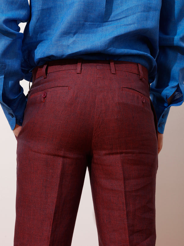 Ce pantalon italien est fabriqué dans une toile pur lin bordeaux très légère. Un classique de chez hollingon, cette qualité de lin prisée par le prêt-à-porter de luxe froisse moins que la moyenne. Elle est très résistante et agréable à porter par de fortes chaleurs.