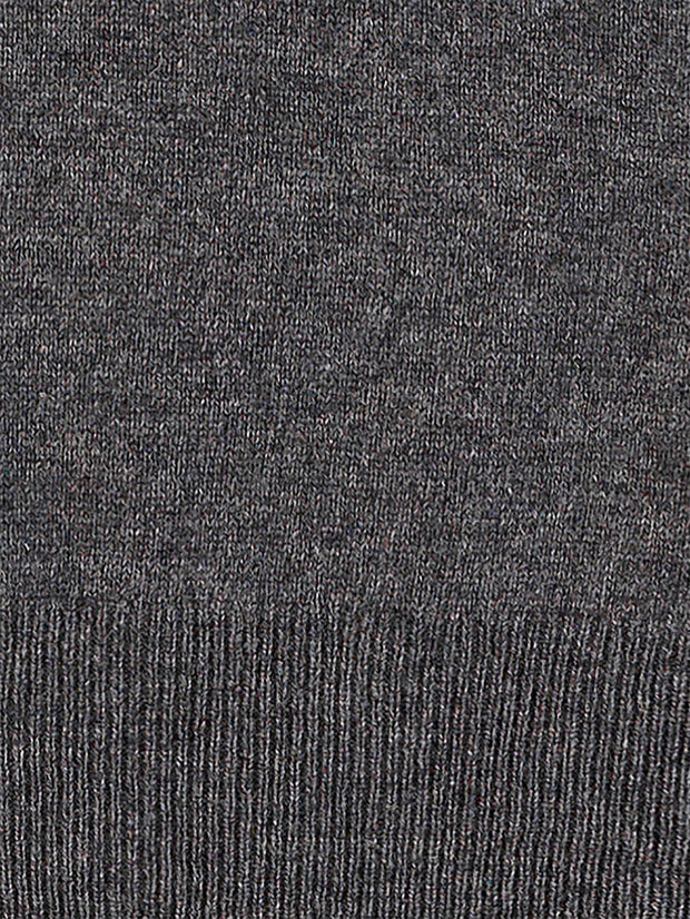 Chaud et confortable, ce pull à col camionneur en cachemire 10 fils va devenir votre seconde peau dès les premiers froids de l’automne. Col haut fermé par un zip, manches longues terminées par de larges bords à côtes. 