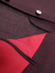 Cette veste Savoie ajutée est éditée dans un jersey à côte effet grain-de-riz. Le jersey est une maille fine tricotée originellement à partir de laine, comme celui-ci. Le résultat, très légèrement ajouré, est un poids de mi saison qui permet des effets de matière intéressants. Ici, un motif grain-de-riz en relief qui ressemble à la côte d’un velours horizontal. Sa couleur « pinot noir » se détache sur un fond noir. Un tissu de choix pour les amateurs de noir qui souhaitent se diversifier !