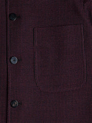 Cette veste Savoie ajutée est éditée dans un jersey à côte effet grain-de-riz. Le jersey est une maille fine tricotée originellement à partir de laine, comme celui-ci. Le résultat, très légèrement ajouré, est un poids de mi saison qui permet des effets de matière intéressants. Ici, un motif grain-de-riz en relief qui ressemble à la côte d’un velours horizontal. Sa couleur « pinot noir » se détache sur un fond noir. Un tissu de choix pour les amateurs de noir qui souhaitent se diversifier !