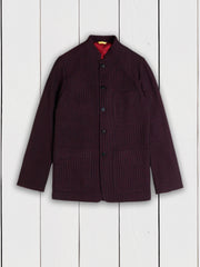Cette veste Savoie ajutée est éditée dans un jersey à côte effet grain-de-riz. Le jersey est une maille fine tricotée originellement à partir de laine, comme celui-ci. Le résultat, très légèrement ajouré, est un poids de mi saison qui permet des effets de matière intéressants. Ici, un motif grain-de-riz en relief qui ressemble à la côte d’un velours horizontal. Sa couleur « pinot noir » se détache sur un fond noir. Un tissu de choix pour les amateurs de noir qui souhaitent se diversifier !