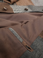 Cette veste Savoie ajustée est éditée dans un lainage gris patchworkCe tissu 100% laine est un véritable patchwork fait à la main en Italie. Ses différents morceaux ont été découpés dans des draps de laine à dominantes grise et beige, qu’ils soient unis, à carreaux ou à rayures. Le résultat est visuellement très marqué, pour une veste Tyrol à forte personnalité. Ce style créateur anglais très identifiable se mariera très bien avec un jean brut et un sweat à capuche chiné.