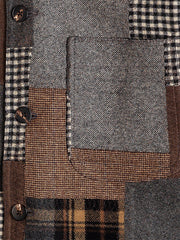 Cette veste Savoie ajustée est éditée dans un lainage gris patchworkCe tissu 100% laine est un véritable patchwork fait à la main en Italie. Ses différents morceaux ont été découpés dans des draps de laine à dominantes grise et beige, qu’ils soient unis, à carreaux ou à rayures. Le résultat est visuellement très marqué, pour une veste Tyrol à forte personnalité. Ce style créateur anglais très identifiable se mariera très bien avec un jean brut et un sweat à capuche chiné.