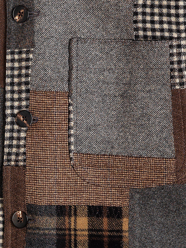 Cette veste Savoie ajustée est éditée dans un lainage gris patchworkCe tissu 100% laine est un véritable patchwork fait à la main en Italie. Ses différents morceaux ont été découpés dans des draps de laine à dominantes grise et beige, qu’ils soient unis, à carreaux ou à rayures. Le résultat est visuellement très marqué, pour une veste Tyrol à forte personnalité. Ce style créateur anglais très identifiable se mariera très bien avec un jean brut et un sweat à capuche chiné.