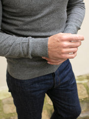 Chaud et confortable, ce pull à col camionneur en cachemire 10 fils va devenir votre seconde peau dès les premiers froids de l’automne. Col haut fermé par un zip, manches longues terminées par de larges bords à côtes. 