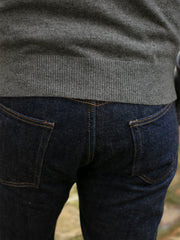 Chaud et confortable, ce pull à col camionneur en cachemire 10 fils va devenir votre seconde peau dès les premiers froids de l’automne. Col haut fermé par un zip, manches longues terminées par de larges bords à côtes. 