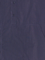 Cette chemise de nuit est éditée dans une toile de coton bleu nuit à rayures ciel. Cette chemise est taillée dans une très belle toile de coton bleu nuit, au fil très fin, légère et fraiche. Elle est produite en Italie, comme son style et son chic le suggèrent. Les fines rayures alternant de minuscules pointillés sont formées par un fil bleu ciel. Une chemise sombre, particulièrement seyante et habillée.