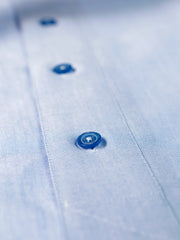 Cette chemise de nuit Kamiz est taillée dans un coton oxford bleu ciel. Le tissu employé pour cette chemise est un oxford : il ravira les amateurs de ce tissage célèbre dans une version saisonnière. Son aspect un peu rustique et son toucher naturel, sobre, sont contrebalancés par une main confortable. En effet, la fibre a été « cassée » à force de lavages, lui donnant une grande douceur. Celle-ci augmentera encore à l’usage.