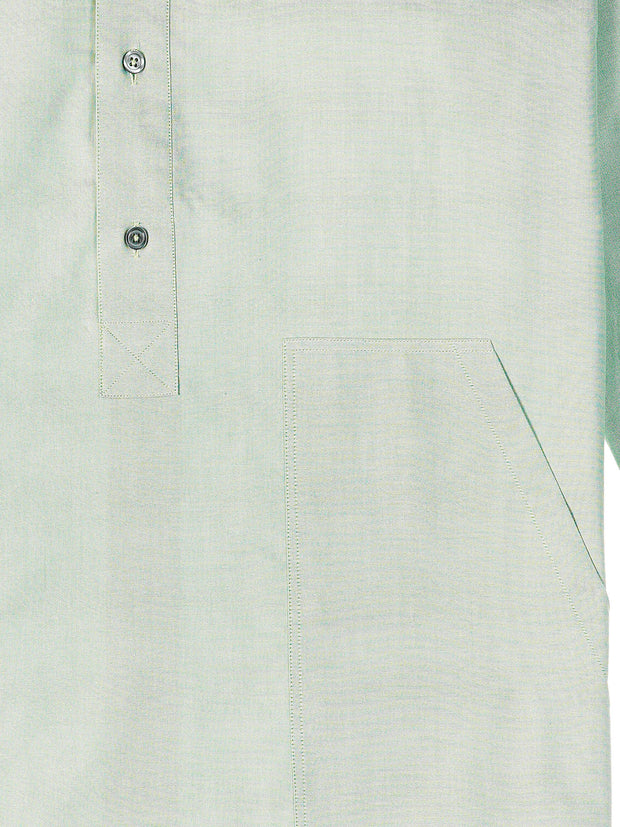 Cette chemise de nuit kamiz est taillée dans un coton oxford pistache. Le tissu employé pour cette chemise est un oxford : il ravira les amateurs de ce tissage célèbre dans une version saisonnière. Son aspect un peu rustique et son toucher naturel, sobre, sont contrebalancés par une main confortable. En effet, la fibre a été « cassée » à force de lavages, lui donnant une grande douceur. Celle-ci augmentera encore à l’usage.