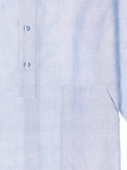 Cette chemise de nuit Kamiz est taillée dans un coton oxford bleu ciel. Le tissu employé pour cette chemise est un oxford : il ravira les amateurs de ce tissage célèbre dans une version saisonnière. Son aspect un peu rustique et son toucher naturel, sobre, sont contrebalancés par une main confortable. En effet, la fibre a été « cassée » à force de lavages, lui donnant une grande douceur. Celle-ci augmentera encore à l’usage.