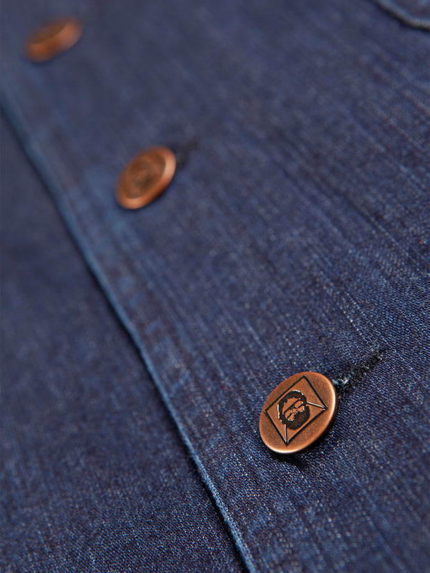 Cette nouvelle veste en jean hollington est de coupe ajustée. Sa fabrication est italienne. Son tissu est un indigo brute.