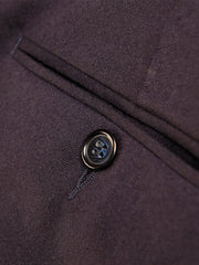 Ce pantalon à pinces est taillé dans une laine vierge extensible et fine, dont le toucher évoque la flanelle. Tissée en Toscane près de Florence, c'est un classique indémodable.