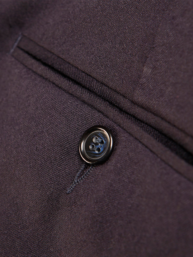 Ce pantalon à pinces est taillé dans une laine vierge extensible et fine, dont le toucher évoque la flanelle. Tissée en Toscane près de Florence, c'est un classique indémodable.