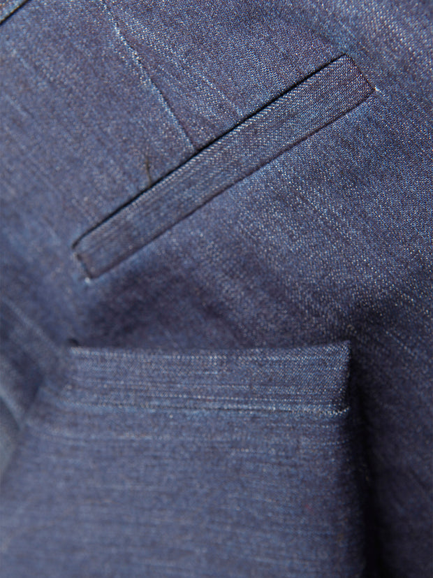 Le pantalon Jules montré ici est coupé dans un denim extensible bleu indigo. Ce denim ajoute au coton une touche d’élasthanne pour augmenter le confort au porter. Sa trame est noire, ce qui renforce la profondeur de son indigo.