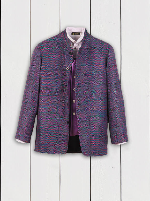 Cette veste Savoie hollington montrée ici est en soie indienne chamarrée à dominante multicolore.